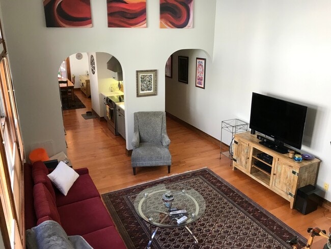 Building Photo - Updated 3 Bed 2 Bath Victorian Style Townhome