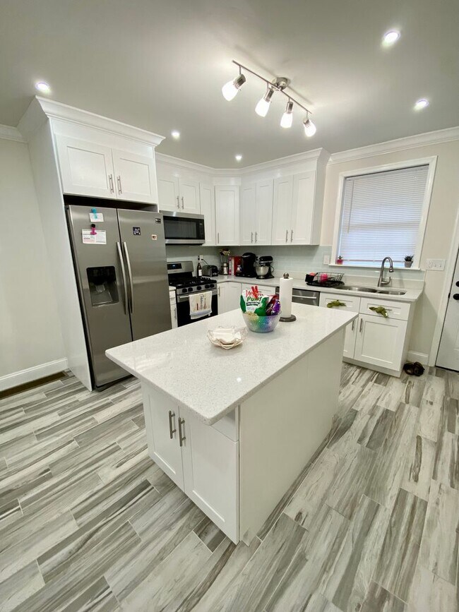 Building Photo - Beautiful 2-Bedroom Townhouse in Point Bre...