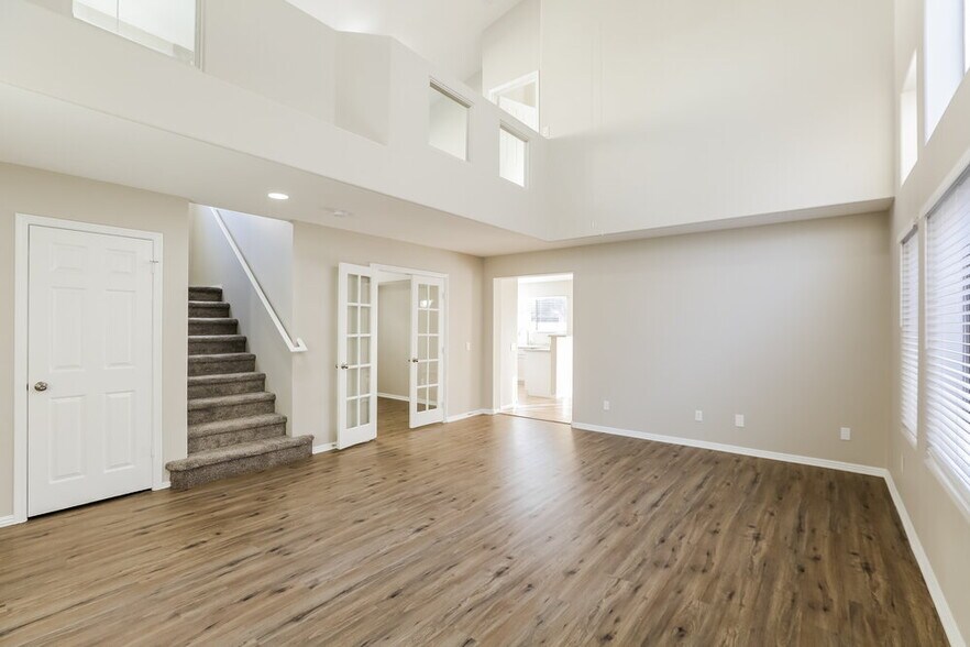 Building Photo - 250 W Juniper Ave