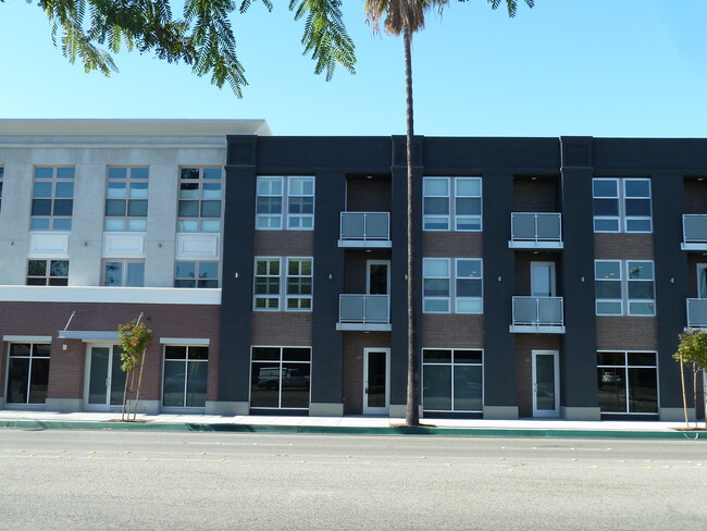 Building Photo - 801 S Anaheim Blvd