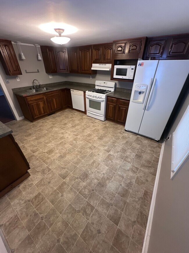 Building Photo - Apartment Available in Village of Liverpool