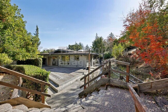 Building Photo - Beautiful 3 bedroom, 2 bath, 2,039 sqft hi...