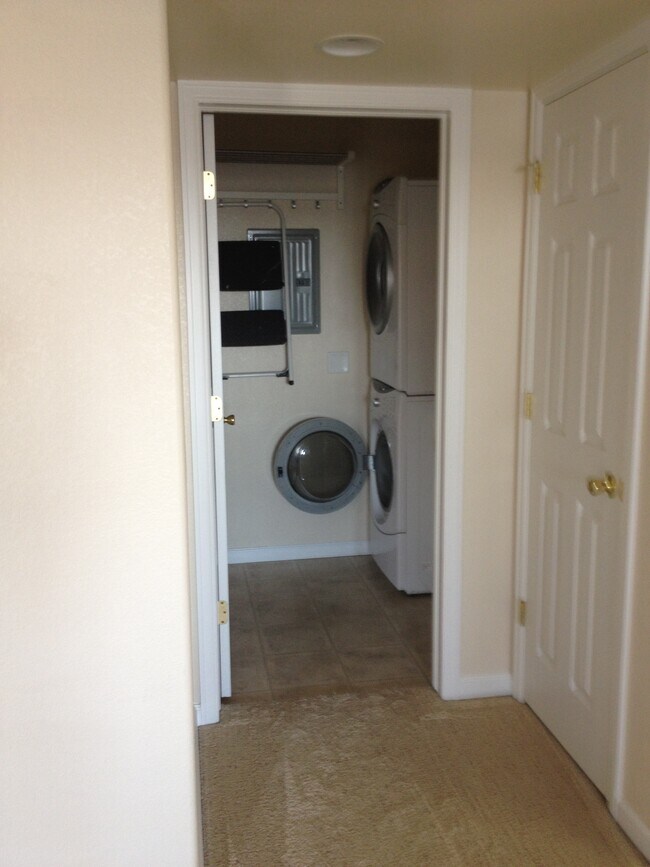 Building Photo - 1301 Lake Cir