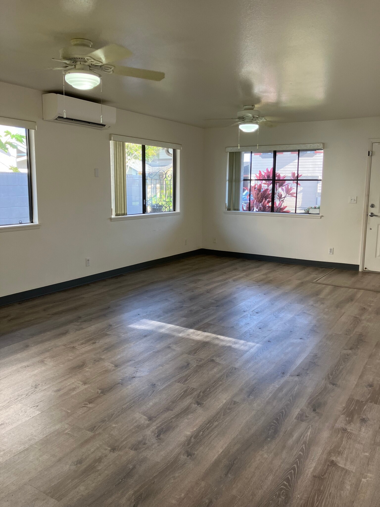 LIVING ROOM - 95-2052 Puukaa St