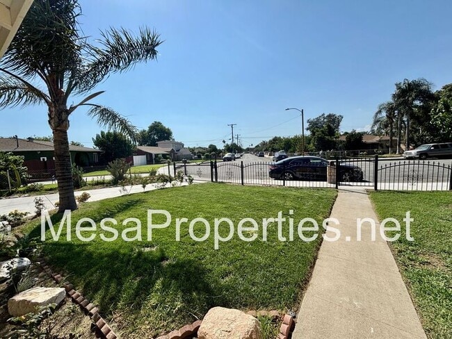 Building Photo - 16059 Iris Dr