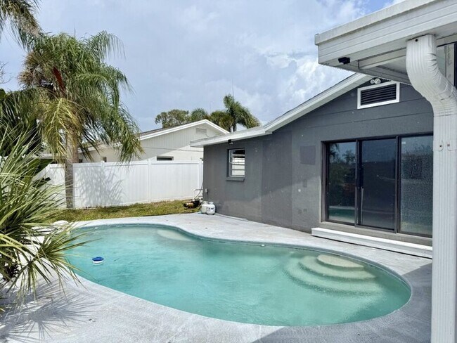 Building Photo - 8718 Thornwood Ln