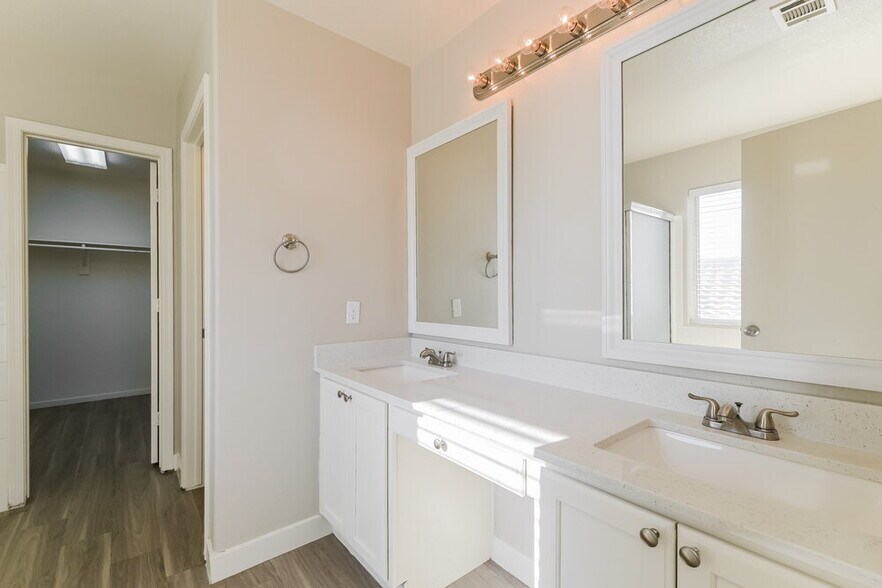 Building Photo - 995 River Walk Ct