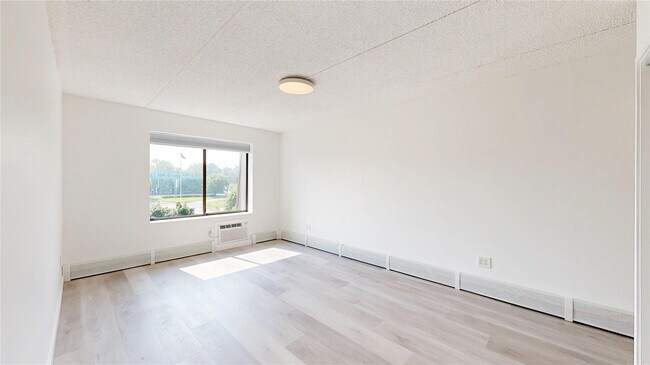 Building Photo - 560 Halstead Ave