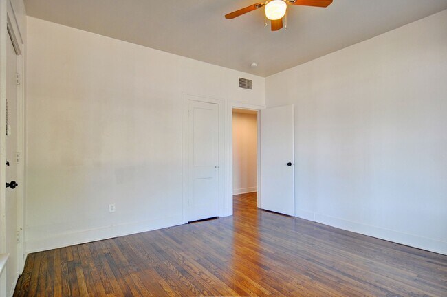 Building Photo - Near Southside Downstairs Duplex