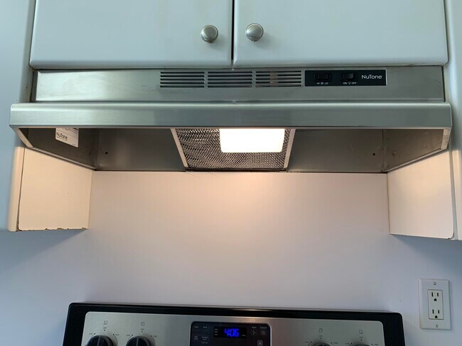 Building Photo - 9370 SW 8th St