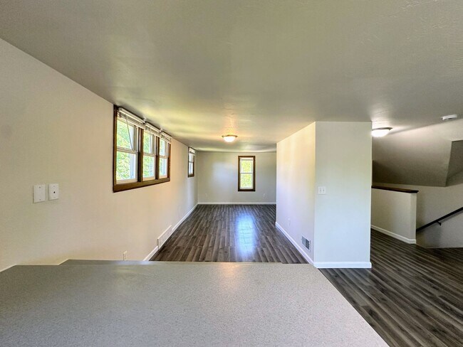 Building Photo - 1628 Deckner Ave