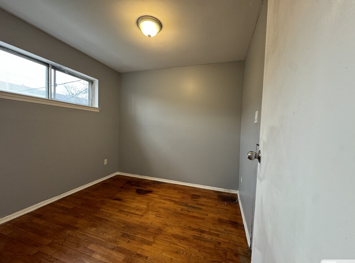 Building Photo - 18 Skyline Dr