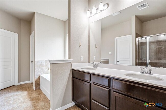 Building Photo - 515 Cross Dr.