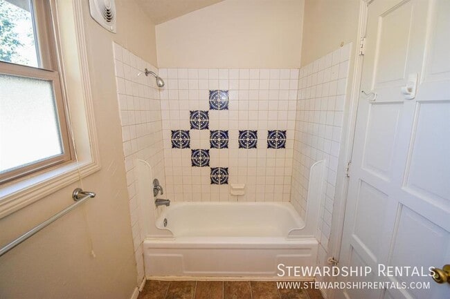 Building Photo - 2427 Miami Ln