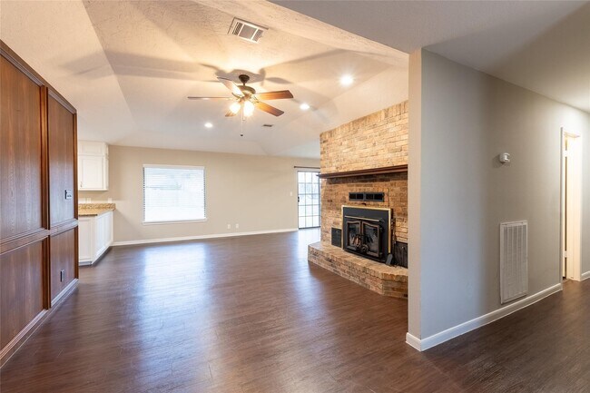 Building Photo - 328 Lake View Dr