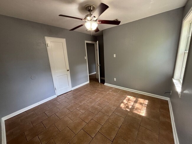 Building Photo - 3 bedroom- 1 bath!