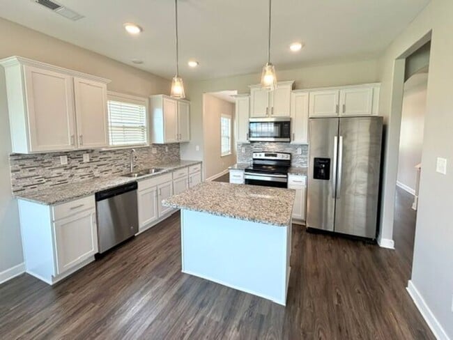 Building Photo - Now Leasing a 4-bedroom 2.5 bath home in Somerville, TN