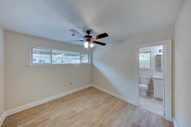 Building Photo - 8826 Robindell Dr