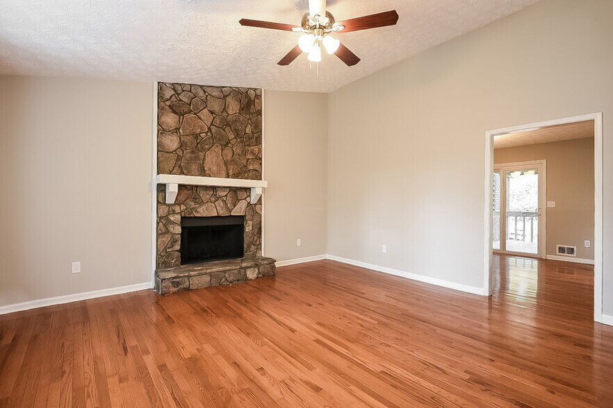 Building Photo - 249 Castleair Dr NE