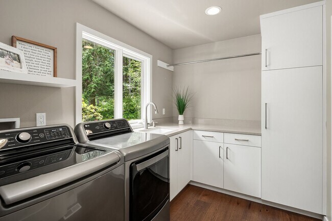 Building Photo - Furnished Redmond Home | Short-Term 3–6 Month Lease | Avail Now!