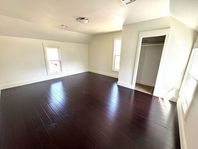 Building Photo - Historic Home for Rent in Downtown Siloam