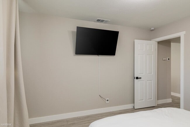 Building Photo - 2 br, 1 bath Duplex - 3944 Apple Blossom W...
