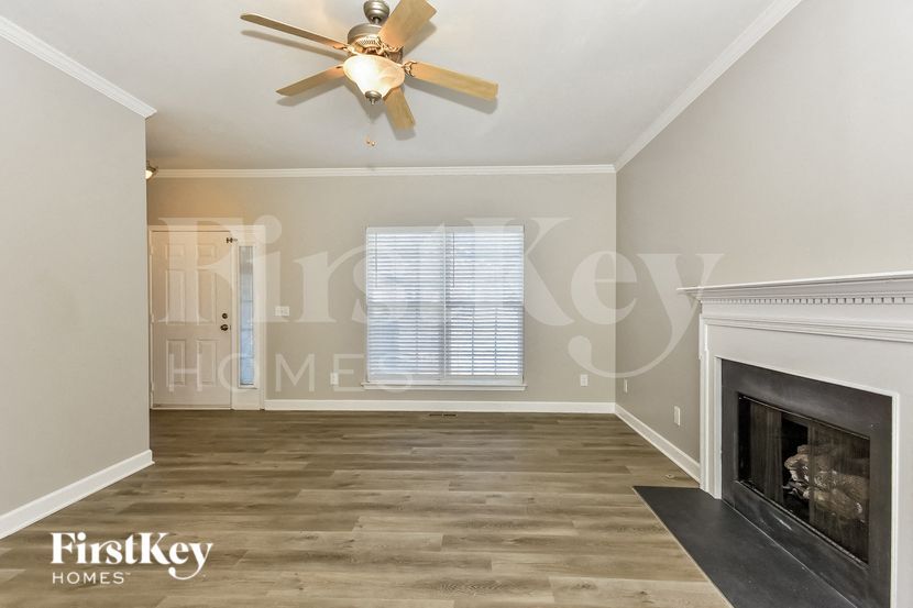 Building Photo - 811 Royal Oaks Dr