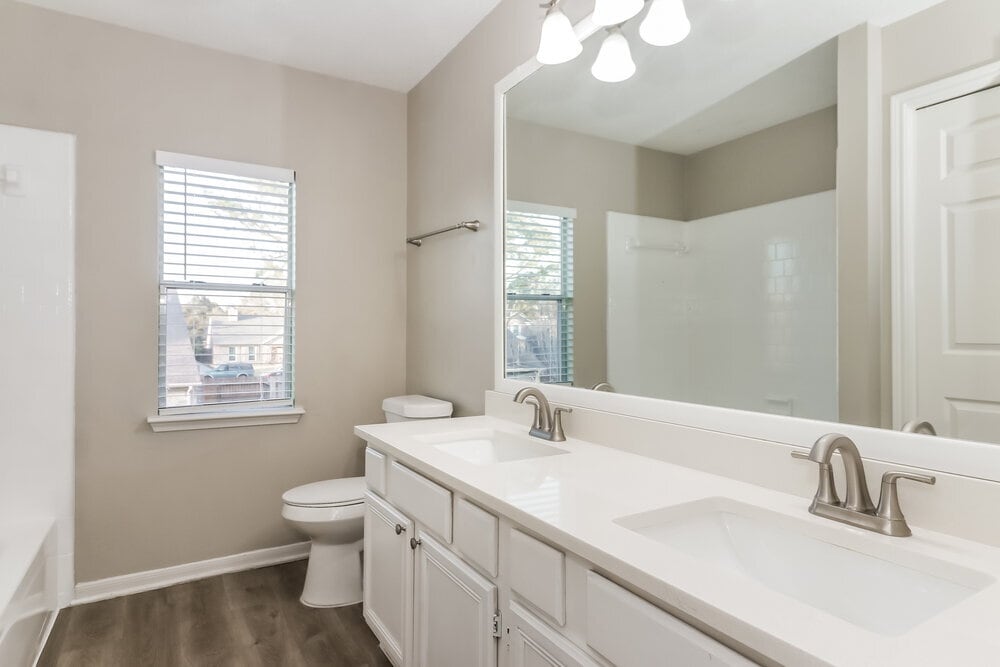 Building Photo - 18162 Holly Green Dr