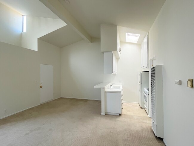 Building Photo - 3760 Kelton Ave