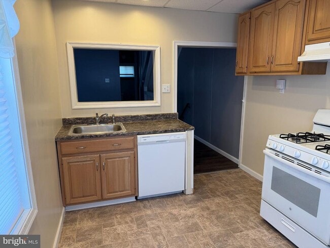 Building Photo - 126 E Berkley Ave