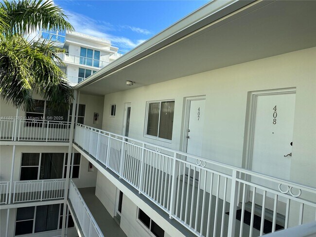 Building Photo - 10001 W Bay Harbor Dr