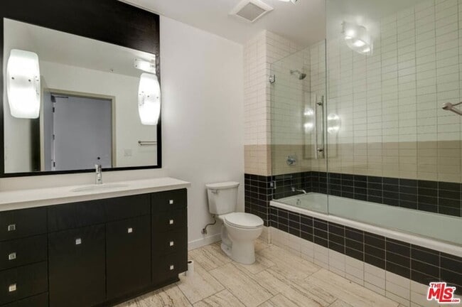 Building Photo - 527 Molino St