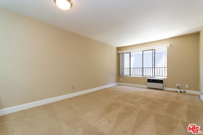 Building Photo - 10982 Roebling Ave