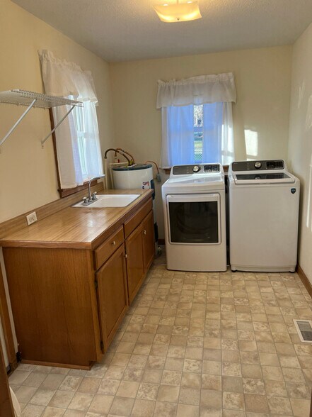 Building Photo - 304 Smalley St