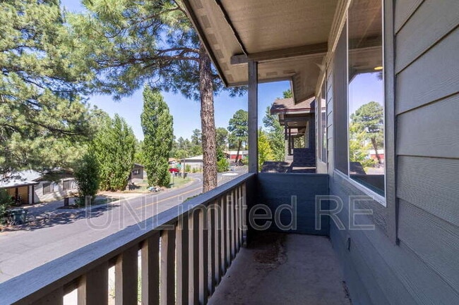 Building Photo - 425 E Woodland Dr