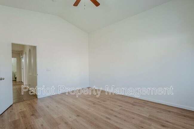 Building Photo - 2530 E Camellia Dr