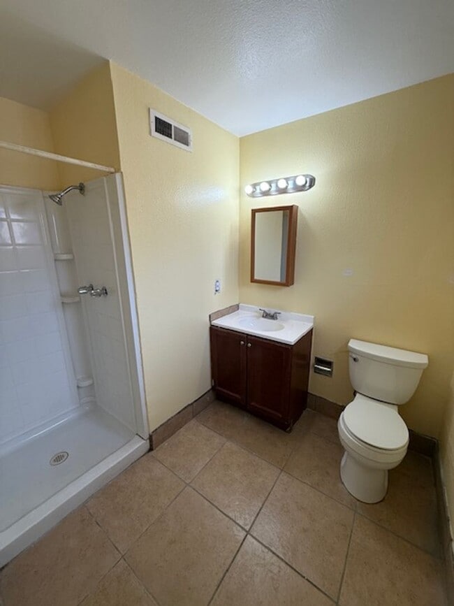 Building Photo - 3 Bedroom 2 Bath 1 Car Garage 1200 Square ...