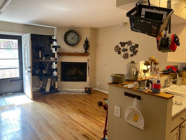 Building Photo - 2 Bed Plus Office 1.5 Bath Two Floor Condo In Ideal Central Boulder Location!