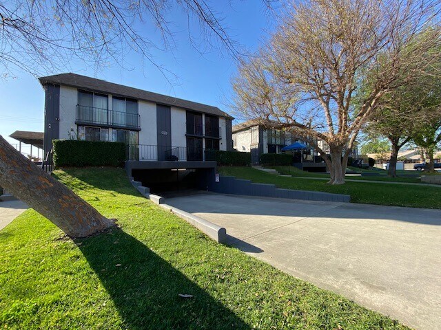 Building Photo - 1631 E Cypress St