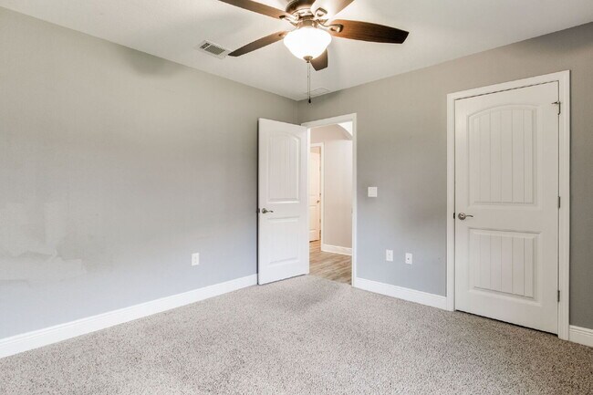 Building Photo - Spacious 4-Bedroom / 3 Bathroom + Office c...