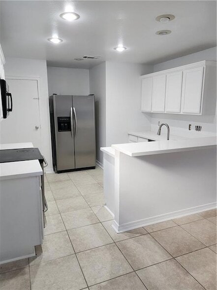 Building Photo - 870 Marina Dr