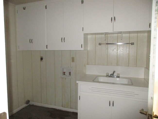 Building Photo - 1/1 Duplex with Carport