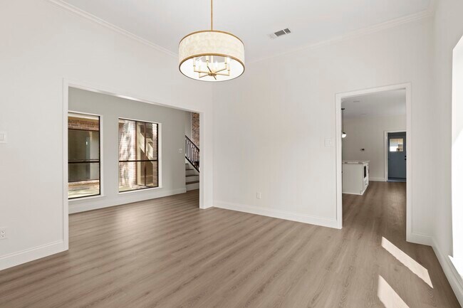 Building Photo - 3223 Country Club Blvd