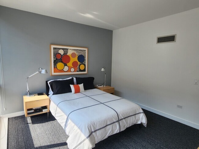 Building Photo - 8 E Randolph St