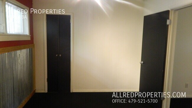 Building Photo - 621 N.Leverett -2