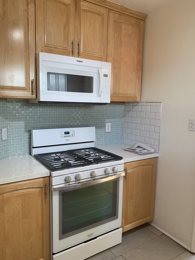 Building Photo - 416 N Doheny Dr