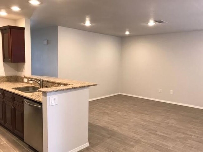 Building Photo - Beautiful remodeled duplex with granite co...