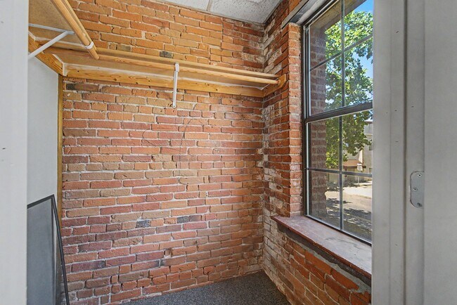 Building Photo - 1113