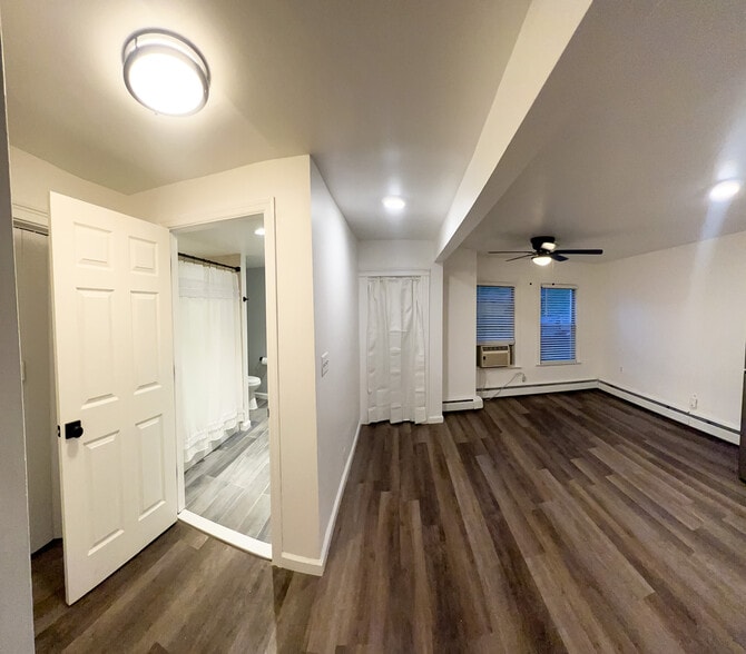 Building Photo - 239 William St