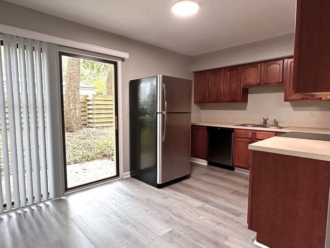 Building Photo - Island Townhouse-Close to Shopping and Beach!